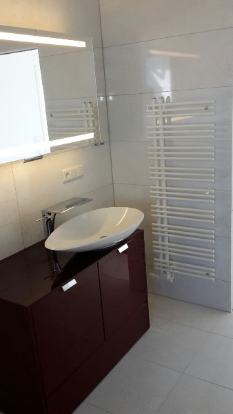 Waschtischanlage mit Unterschrank und Spiegelschrank