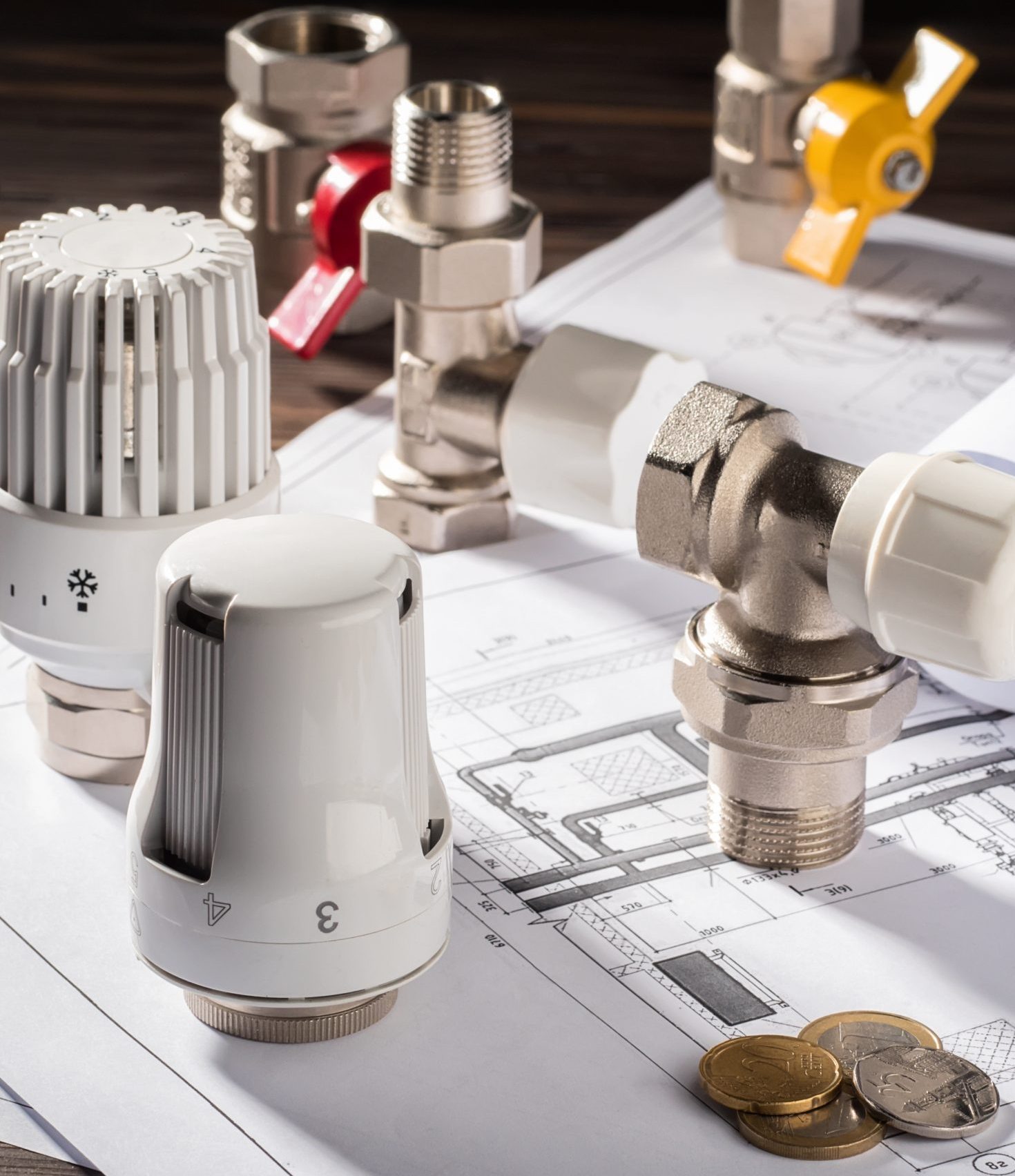 Komponenten einer Heizungsanlage mit Ventilen und Thermostat zur Installation