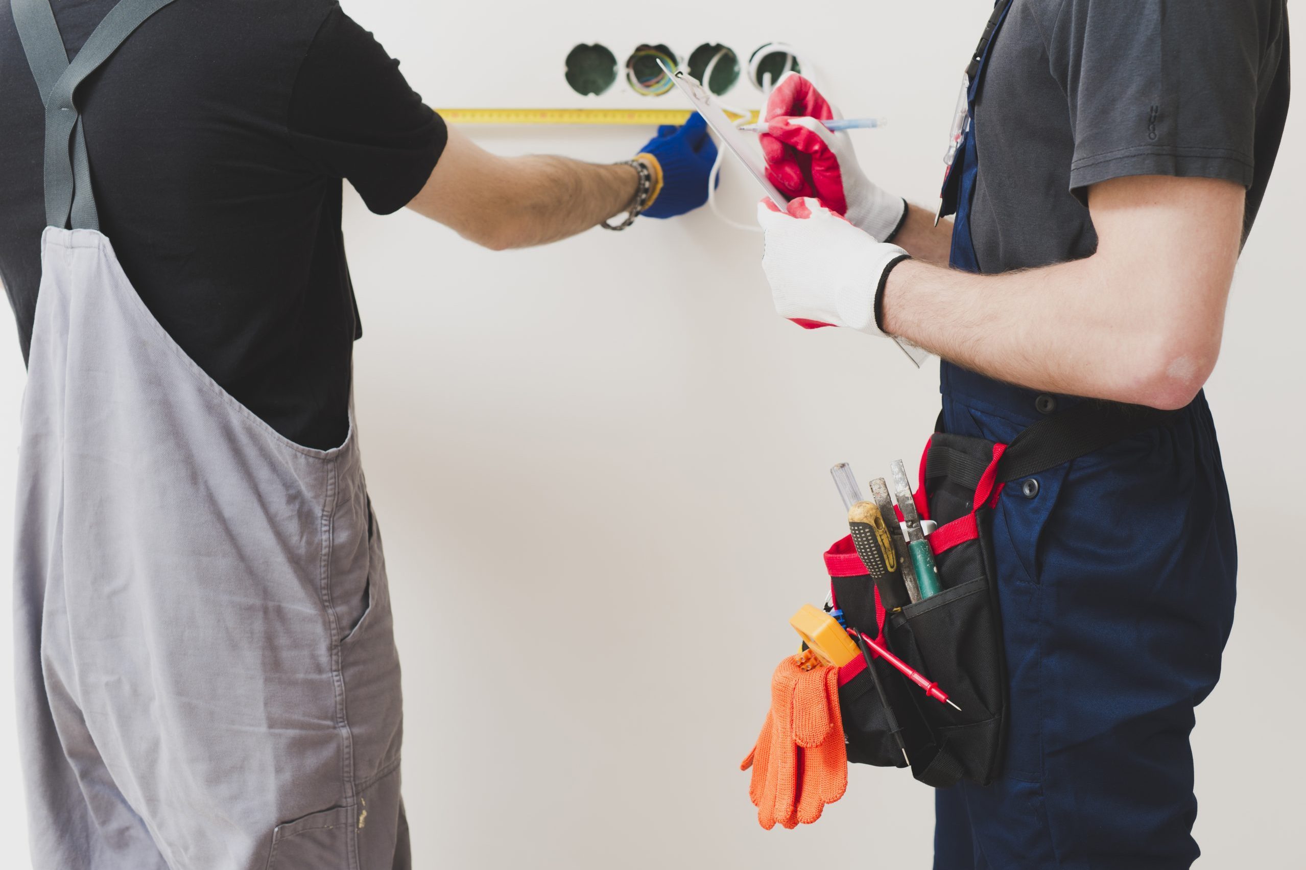 Elektriker bei der Installation von Steckdosen und Elektroanschlüssen